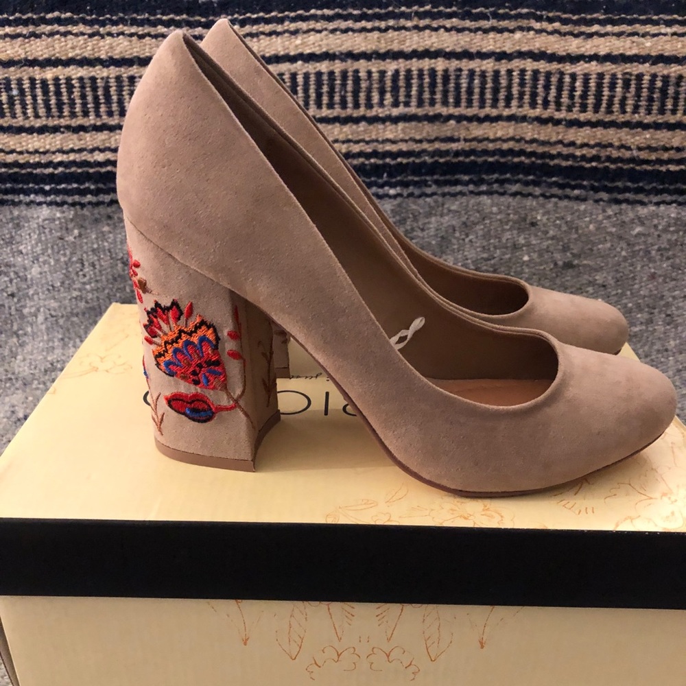 Restricted embroidered heel